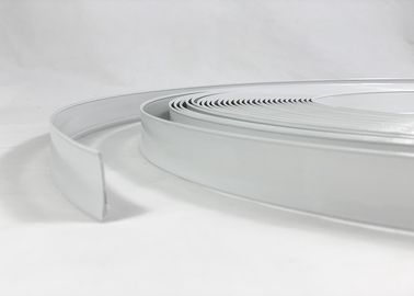 Beyaz Renkli Alüminyum Ok Şekli Plastik Trim Kapağı 3D Harfli Trim Kapağı İyi Korozyon Direnci